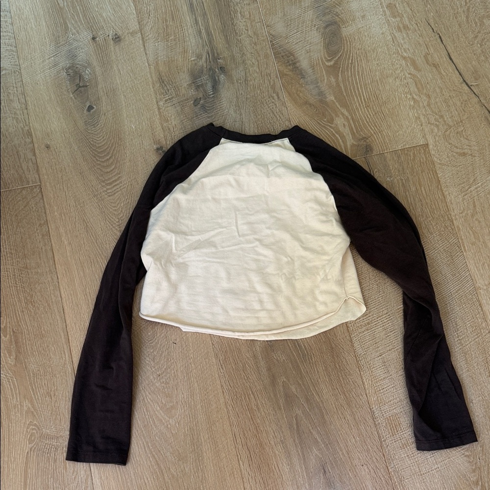 Vintage-Style cropped Off-White & Brown Raglan Graphic Tee - Picture 4 of 4